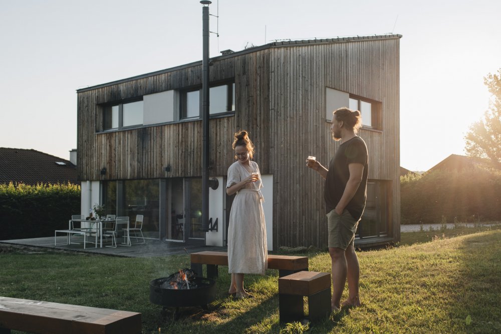 Ukázkou energeticky úsporného přístupu je Domesi Concept House v Budíkově, dřevostavba v pasivním standardu s minimální spotřebou tepla.