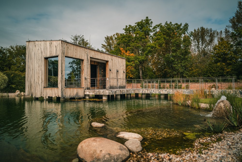 Pozornost si zaslouží i Salori u Hradce Králové, kde vsadili na přírodní principy v oblasti wellness. Saunová zahrada využívá koupací biotop bez chloru a kuchyně pracuje se sběrem divokých bylin.