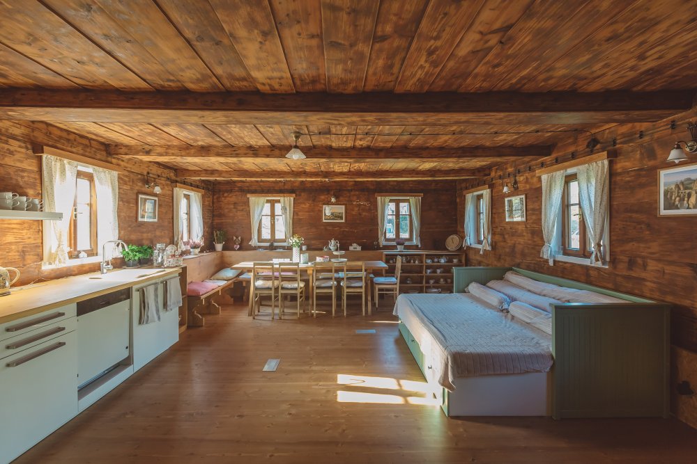 Na principu citlivé rekonstrukce stojí Vejminek v Chřibské, kde se podařilo obnovit sto let staré stavení s maximálním využitím původních materiálů.