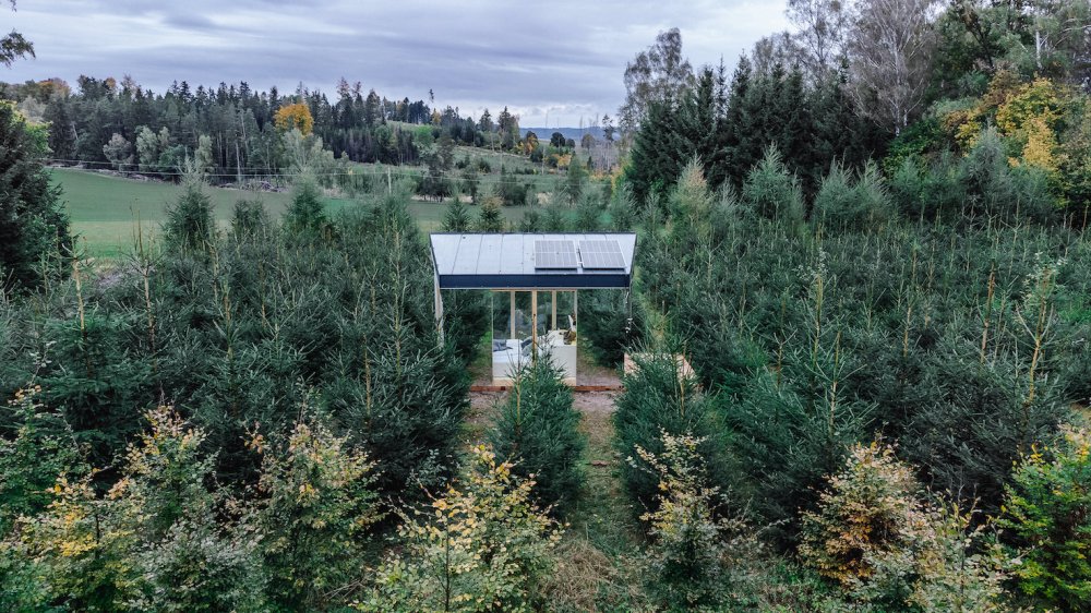 Na vrcholu výběru stojí ootoolno ZEM na Vysočině, projekt založený na principu nulové stopy. Off-grid chatička funguje bez napojení na inženýrské sítě, energii získává ze slunce a je koncipována jako mobilní objekt. Pokud by z místa zmizela, krajina by se podle autorů projektu okamžitě vrátila do původního stavu.
