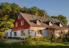 Silný důraz na ekologický provoz má také Bohemian Cottage v Českém Švýcarsku. Penzion využívá vlastní hlubinný vrt a kořenovou čistírnu odpadních vod, která vrací vyčištěnou vodu přirozeně zpět do krajiny.