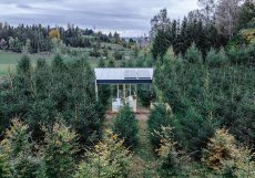 Na vrcholu výběru stojí ootoolno ZEM na Vysočině, projekt založený na principu nulové stopy. Off-grid chatička funguje bez napojení na inženýrské sítě, energii získává ze slunce a je koncipována jako mobilní objekt. Pokud by z místa zmizela, krajina by se podle autorů projektu okamžitě vrátila do původního stavu.