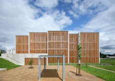 Nároží ulic Sázavská a K Milířům je definováno kompaktní hmotou domu, která uzavírá blok a chrání vnitroblok.