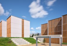 Poloveřejný vnitroblok orientovaný na jih tvoří klidové těžiště celého souboru.