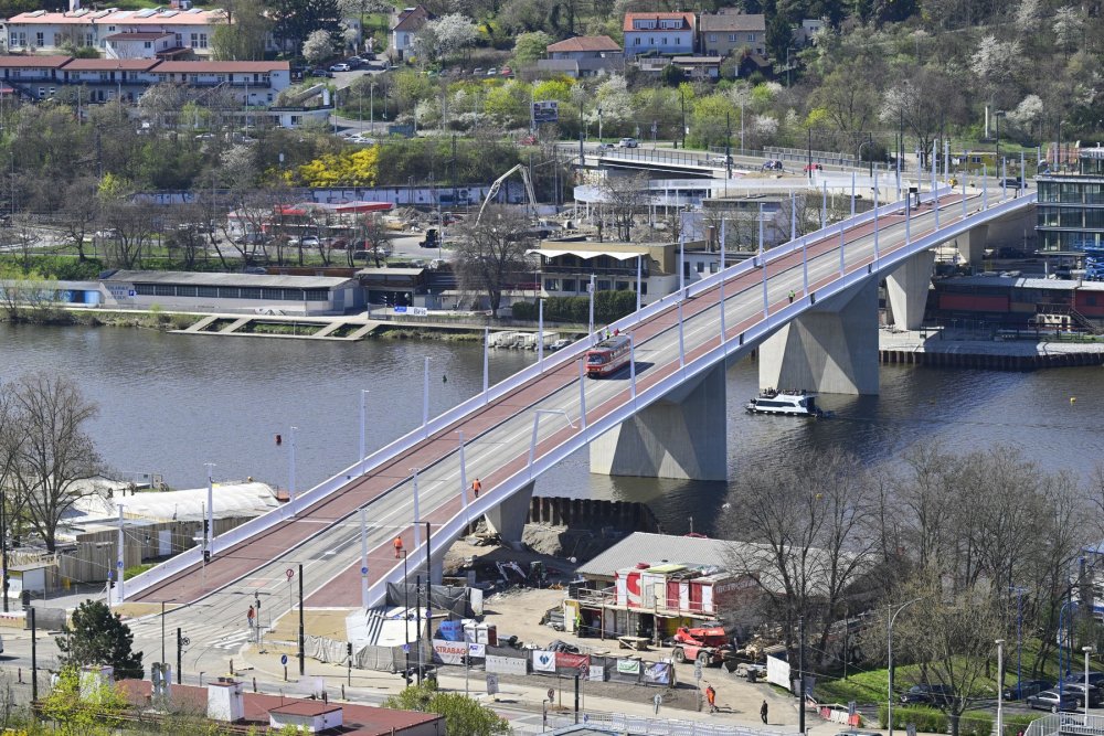 Praha po letech čekání otevře nový most přes Vltavu. Dvorecký most za bezmála dvě miliardy korun začne sloužit MHD, cyklistům i pěším už 18. dubna. 