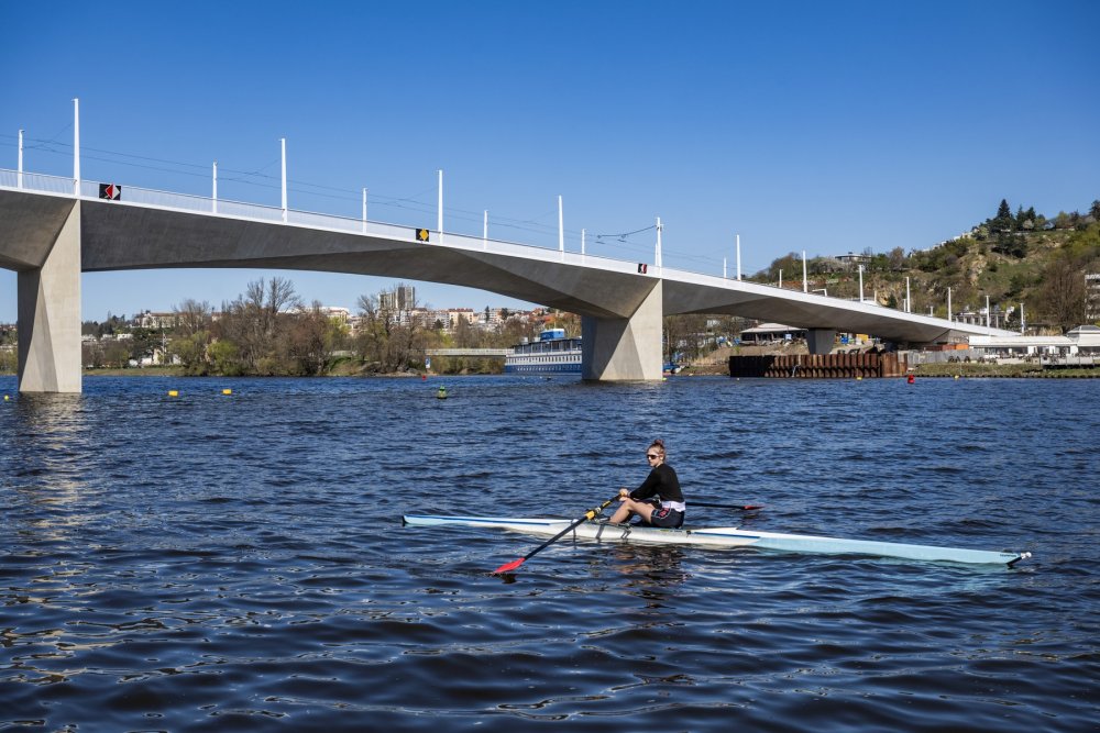 Praha po letech čekání otevře nový most přes Vltavu. Dvorecký most za bezmála dvě miliardy korun začne sloužit MHD, cyklistům i pěším už 18. dubna. 