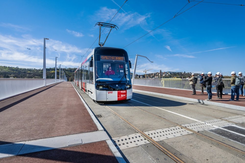Praha po letech čekání otevře nový most přes Vltavu. Dvorecký most za bezmála dvě miliardy korun začne sloužit MHD, cyklistům i pěším už 18. dubna. 