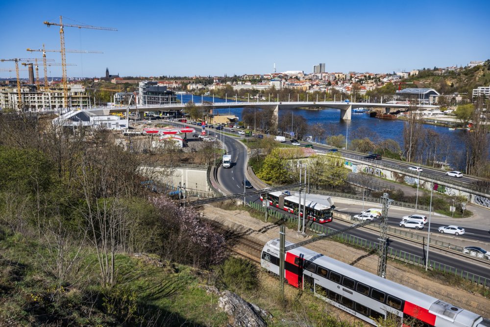 Praha po letech čekání otevře nový most přes Vltavu. Dvorecký most za bezmála dvě miliardy korun začne sloužit MHD, cyklistům i pěším už 18. dubna. 
