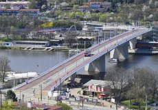 Praha po letech čekání otevře nový most přes Vltavu. Dvorecký most za bezmála dvě miliardy korun začne sloužit MHD, cyklistům i pěším už 18. dubna. 