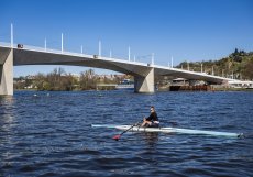 Praha po letech čekání otevře nový most přes Vltavu. Dvorecký most za bezmála dvě miliardy korun začne sloužit MHD, cyklistům i pěším už 18. dubna. 