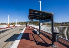 Praha po letech čekání otevře nový most přes Vltavu. Dvorecký most za bezmála dvě miliardy korun začne sloužit MHD, cyklistům i pěším už 18. dubna. 