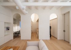 Klenuté stropy definují jednotlivé zóny a nahrazují klasické chodby.