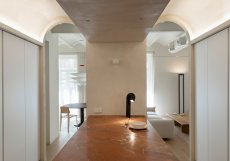 Centrální kuchyně s červeným mramorem Alicante se stala dominantou celého bytu.