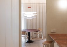 Otevřený obytný prostor propojuje vaření, stolování i relaxaci.