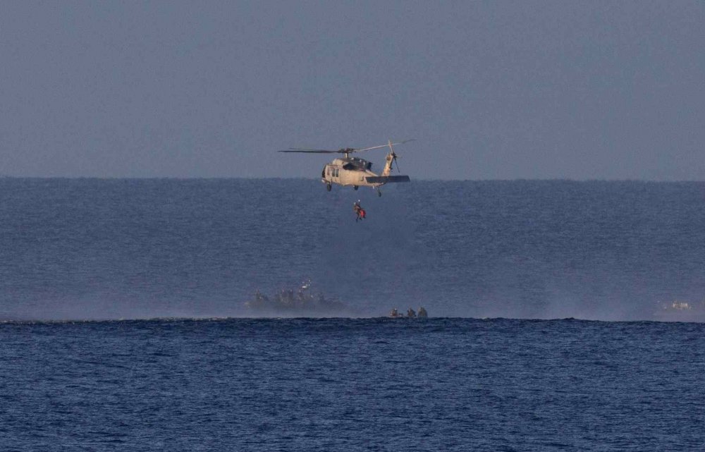 Vojenský vrtulník MH-60 Seahawk vyzvedává astronauta a velitele mise Artemis II Reida Wisemana po přistání členů posádky v Tichém oceánu u pobřeží Kalifornie, 10. dubna 2026