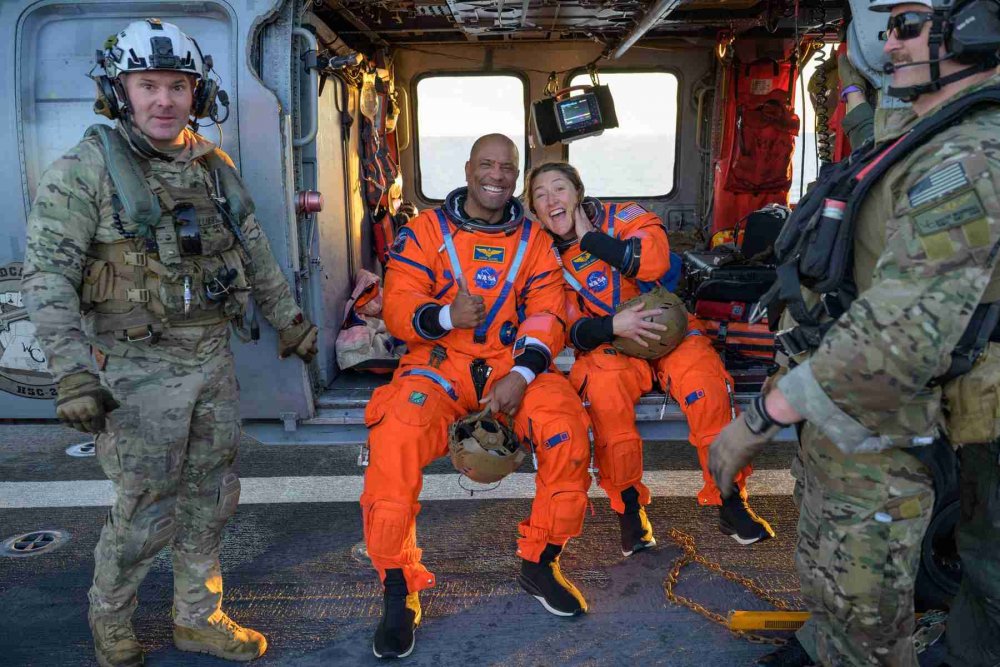 Astronauti Victor Glover a Christina Kochová po návratu z mise Artemis II.
