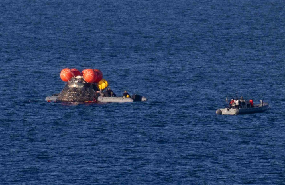Vyzvedávání členů posádky mise Artemis II po přistání na hladině Tichého oceánu, 10. dubna 2026