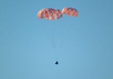 Návratový modul s členy posádky Artemis II na palubě se blíží k hladině Tichého oceánu při přistání u pobřeží Kalifornie, 10. dubna 2026