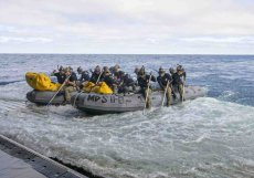 Potápěči amerického námořnictva se připravují na nasazení v malých člunech z paluby USS John P. Murtha, aby vyzvedli členy posádky Artemis II po jejich přistání na hladině Tichého oceánu u Kalifornie, 10. dubna 2026