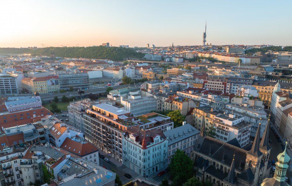 V centru Prahy nevzniká tolik nových bytových domů jako v okrajových částech města. Výstavbu zde často komplikují změny územních plánů, odpor části obyvatel i zásahy památkářů.