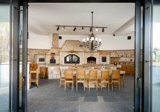 Samotná kuchyň měří zhruba 14 metrů a zabírá přibližně 100 metrů čtverečních. Spolu s navazujícím pavilonem a zázemím přesahuje celková plocha 170 metrů čtverečních