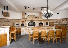 Samotná kuchyň měří zhruba 14 metrů a zabírá přibližně 100 metrů čtverečních. Spolu s navazujícím pavilonem a zázemím přesahuje celková plocha 170 metrů čtverečních