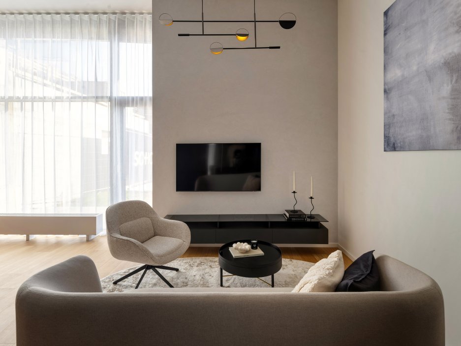 Vzdušný loft v bývalé továrně na žárovky ukazuje, jak může vypadat bydlení na 42 m²