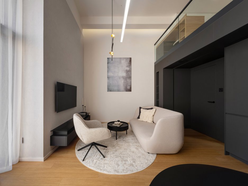 Vzdušný loft v bývalé továrně na žárovky ukazuje, jak může vypadat bydlení na 42 m²