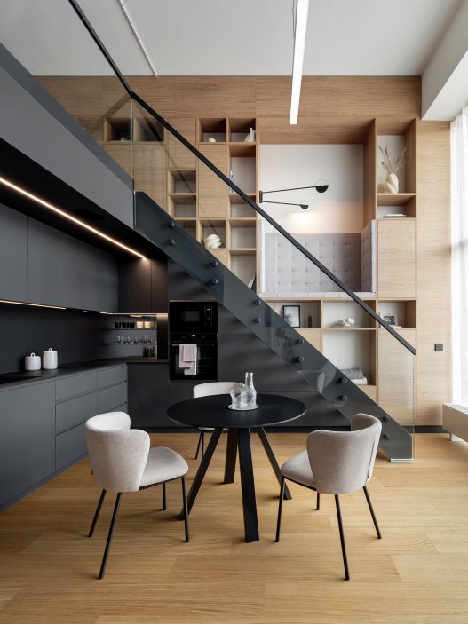 Vzdušný loft v bývalé továrně na žárovky ukazuje, jak může vypadat bydlení na 42 m²