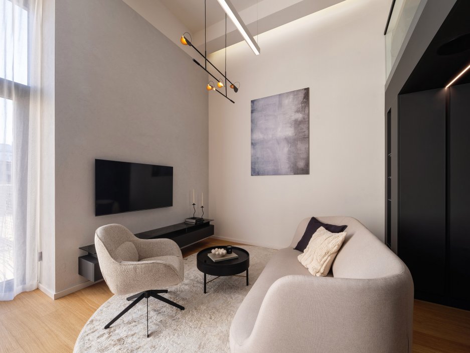 Vzdušný loft v bývalé továrně na žárovky ukazuje, jak může vypadat bydlení na 42 m²