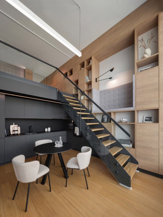 Vzdušný loft v bývalé továrně na žárovky ukazuje, jak může vypadat bydlení na 42 m²