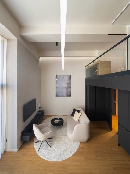 Vzdušný loft v bývalé továrně na žárovky ukazuje, jak může vypadat bydlení na 42 m²