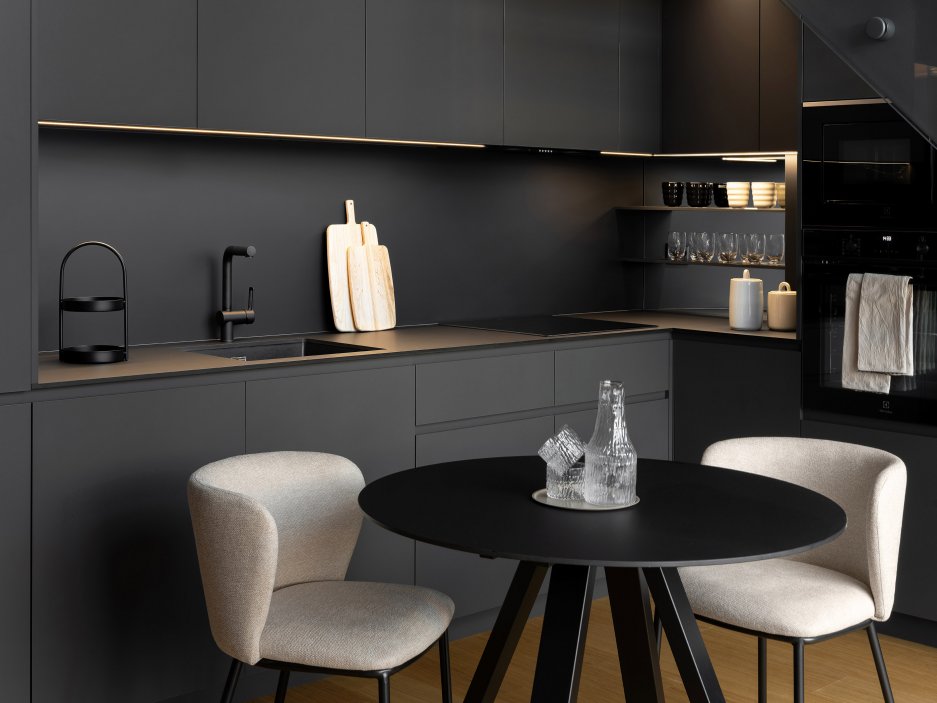 Vzdušný loft v bývalé továrně na žárovky ukazuje, jak může vypadat bydlení na 42 m²