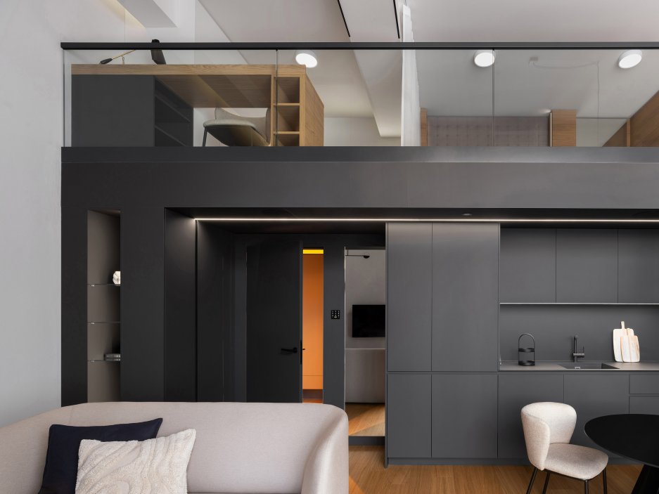 Vzdušný loft v bývalé továrně na žárovky ukazuje, jak může vypadat bydlení na 42 m²
