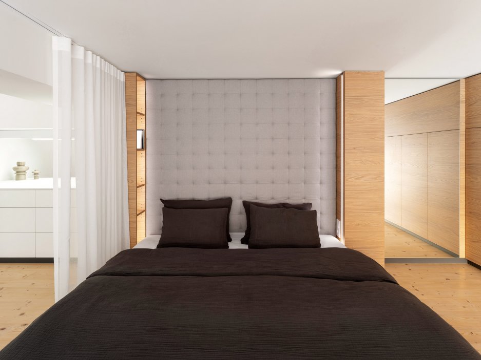 Vzdušný loft v bývalé továrně na žárovky ukazuje, jak může vypadat bydlení na 42 m²
