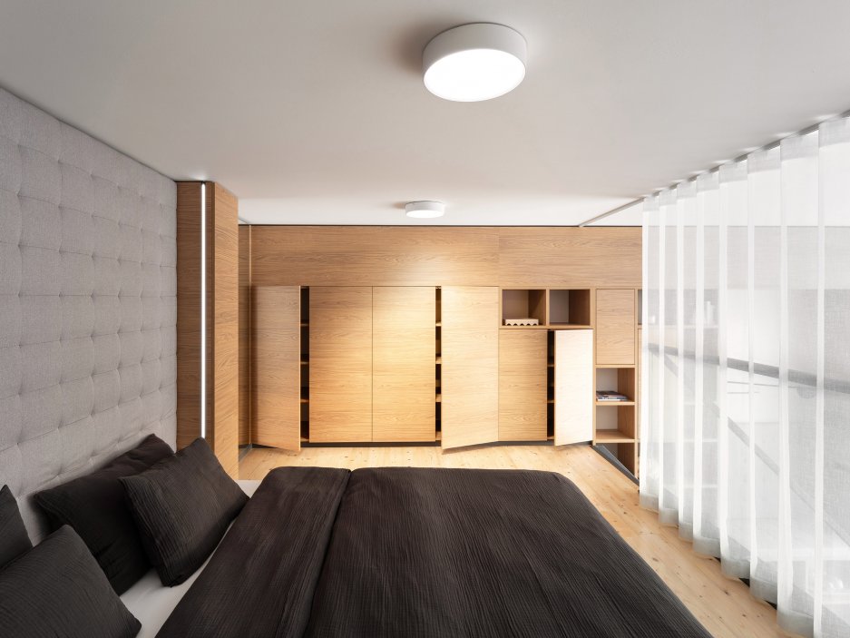 Vzdušný loft v bývalé továrně na žárovky ukazuje, jak může vypadat bydlení na 42 m²
