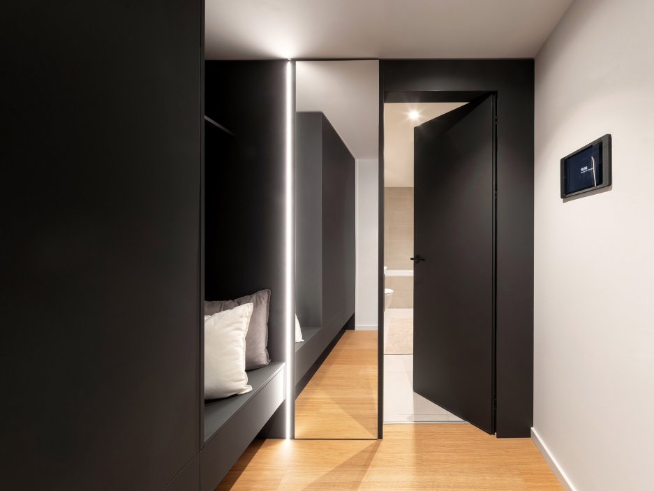 Vzdušný loft v bývalé továrně na žárovky ukazuje, jak může vypadat bydlení na 42 m²
