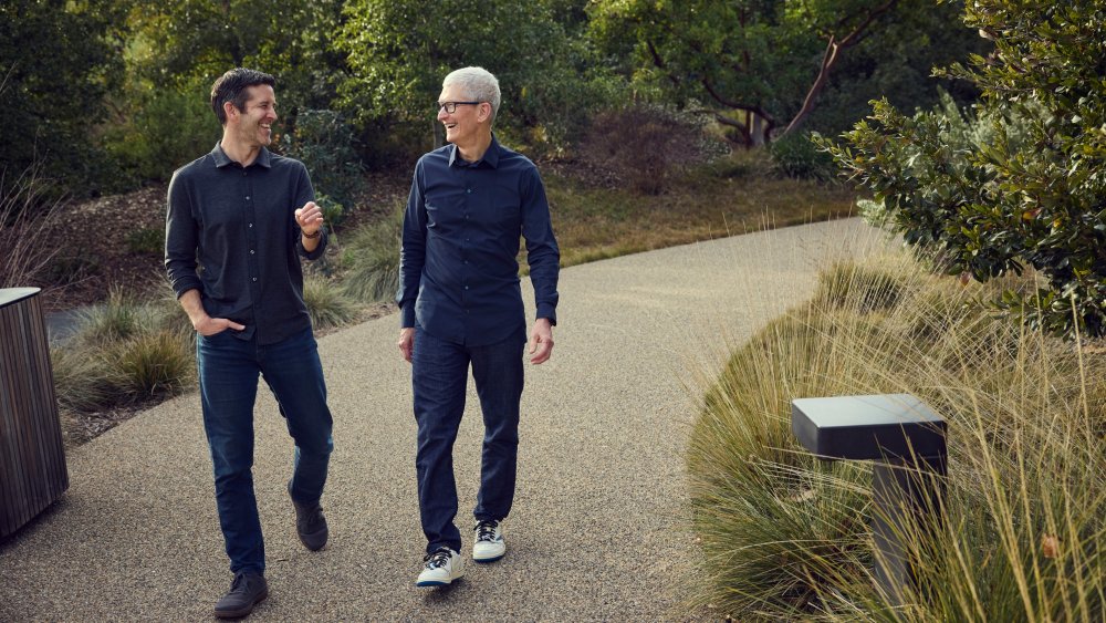 Vedení Applu se promění. Tim Cook odejde z pozice CEO a nahradí jej John Ternus