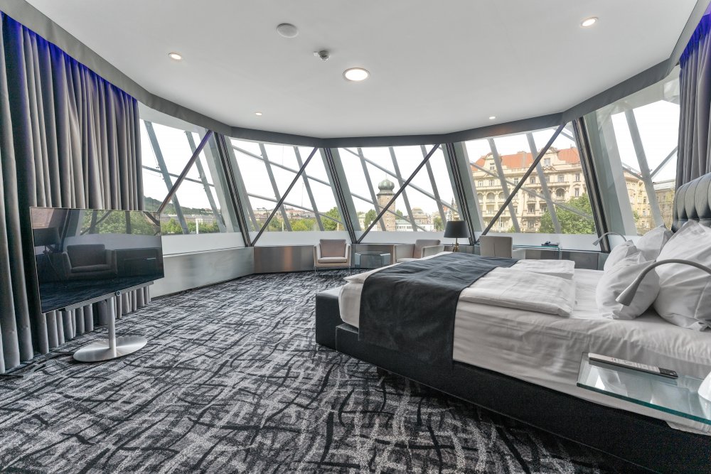 Před třiceti lety rozdělil Praha – dnes ji definuje. Tančící dům se stal symbolem moderní architektury, zatímco město za celou dobu nedokázalo přijít s ničím podobně výrazným. Kulaté výročí teď připomíná výstava, která odhaluje nejen jeho vznik, ale i to, jak výjimečný ve skutečnosti je.