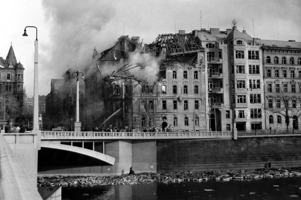 Před třiceti lety rozdělil Praha – dnes ji definuje. Tančící dům se stal symbolem moderní architektury, zatímco město za celou dobu nedokázalo přijít s ničím podobně výrazným. Kulaté výročí teď připomíná výstava, která odhaluje nejen jeho vznik, ale i to, jak výjimečný ve skutečnosti je.