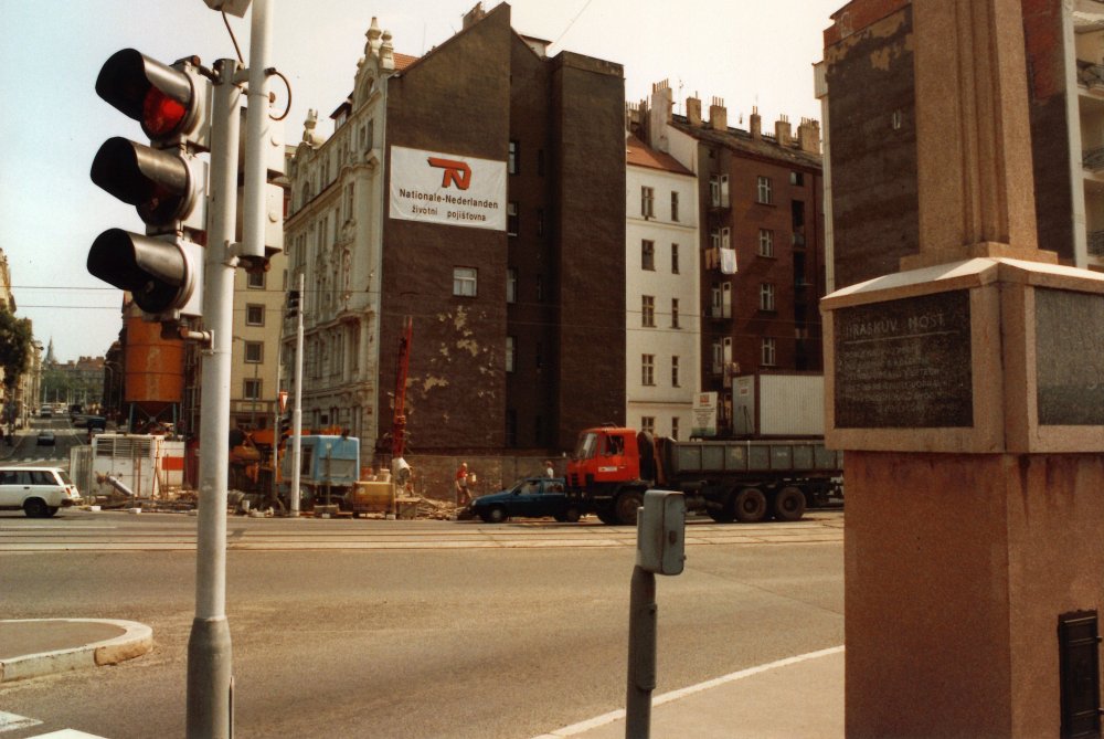 Před třiceti lety rozdělil Praha – dnes ji definuje. Tančící dům se stal symbolem moderní architektury, zatímco město za celou dobu nedokázalo přijít s ničím podobně výrazným. Kulaté výročí teď připomíná výstava, která odhaluje nejen jeho vznik, ale i to, jak výjimečný ve skutečnosti je.