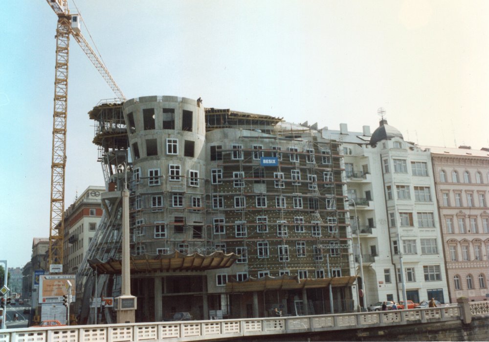 Před třiceti lety rozdělil Praha – dnes ji definuje. Tančící dům se stal symbolem moderní architektury, zatímco město za celou dobu nedokázalo přijít s ničím podobně výrazným. Kulaté výročí teď připomíná výstava, která odhaluje nejen jeho vznik, ale i to, jak výjimečný ve skutečnosti je.