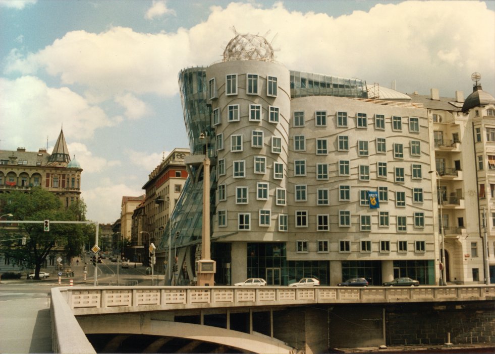Před třiceti lety rozdělil Praha – dnes ji definuje. Tančící dům se stal symbolem moderní architektury, zatímco město za celou dobu nedokázalo přijít s ničím podobně výrazným. Kulaté výročí teď připomíná výstava, která odhaluje nejen jeho vznik, ale i to, jak výjimečný ve skutečnosti je.