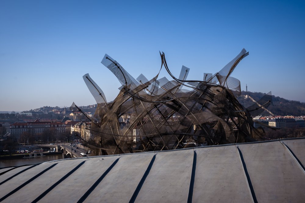 Před třiceti lety rozdělil Praha – dnes ji definuje. Tančící dům se stal symbolem moderní architektury, zatímco město za celou dobu nedokázalo přijít s ničím podobně výrazným. Kulaté výročí teď připomíná výstava, která odhaluje nejen jeho vznik, ale i to, jak výjimečný ve skutečnosti je.
