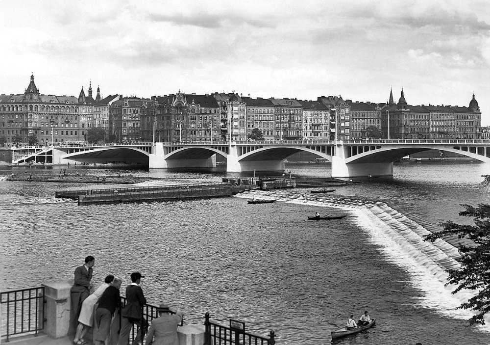 Před třiceti lety rozdělil Praha – dnes ji definuje. Tančící dům se stal symbolem moderní architektury, zatímco město za celou dobu nedokázalo přijít s ničím podobně výrazným. Kulaté výročí teď připomíná výstava, která odhaluje nejen jeho vznik, ale i to, jak výjimečný ve skutečnosti je.