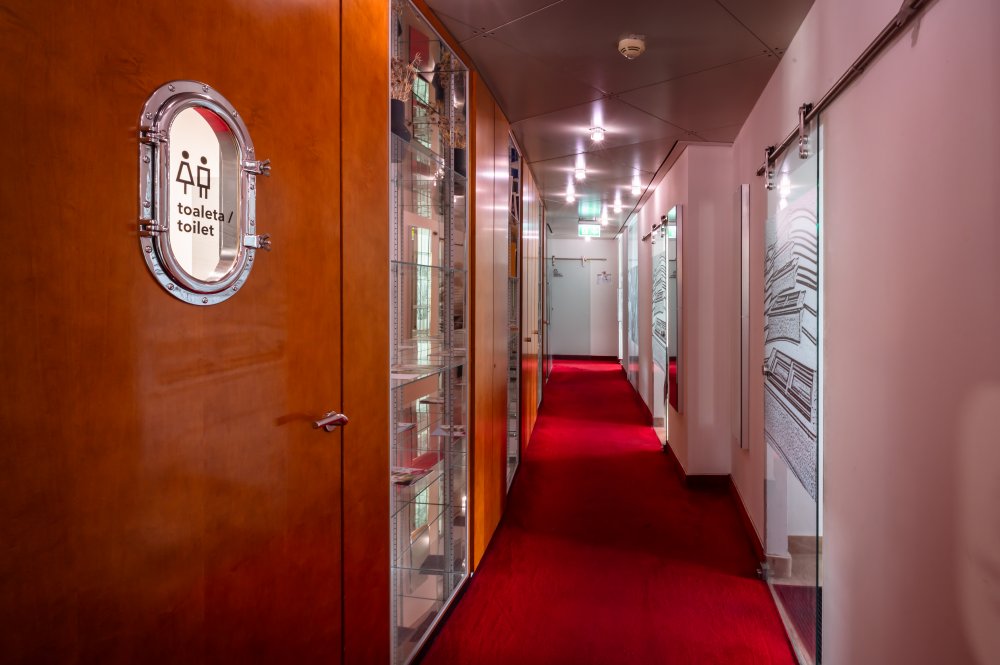 Před třiceti lety rozdělil Praha – dnes ji definuje. Tančící dům se stal symbolem moderní architektury, zatímco město za celou dobu nedokázalo přijít s ničím podobně výrazným. Kulaté výročí teď připomíná výstava, která odhaluje nejen jeho vznik, ale i to, jak výjimečný ve skutečnosti je.