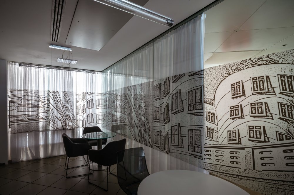 Před třiceti lety rozdělil Praha – dnes ji definuje. Tančící dům se stal symbolem moderní architektury, zatímco město za celou dobu nedokázalo přijít s ničím podobně výrazným. Kulaté výročí teď připomíná výstava, která odhaluje nejen jeho vznik, ale i to, jak výjimečný ve skutečnosti je.