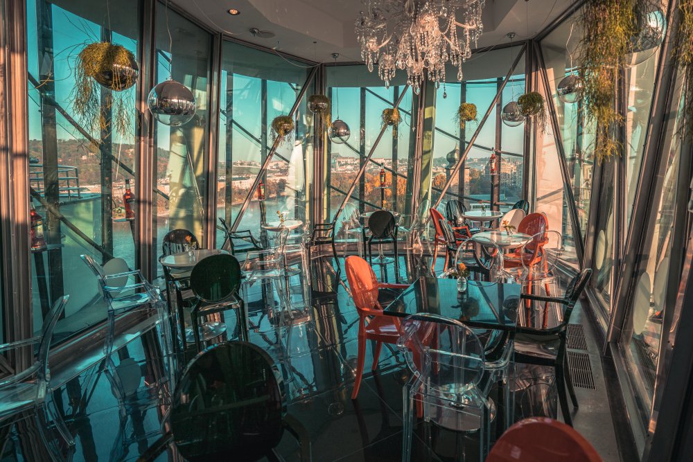 Před třiceti lety rozdělil Praha – dnes ji definuje. Tančící dům se stal symbolem moderní architektury, zatímco město za celou dobu nedokázalo přijít s ničím podobně výrazným. Kulaté výročí teď připomíná výstava, která odhaluje nejen jeho vznik, ale i to, jak výjimečný ve skutečnosti je.