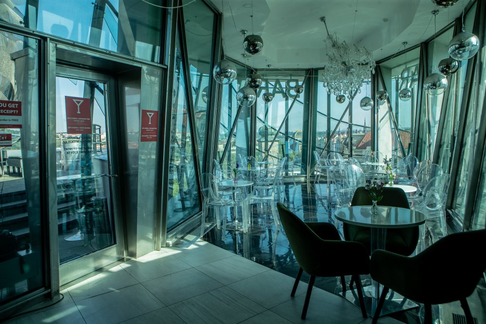 Před třiceti lety rozdělil Praha – dnes ji definuje. Tančící dům se stal symbolem moderní architektury, zatímco město za celou dobu nedokázalo přijít s ničím podobně výrazným. Kulaté výročí teď připomíná výstava, která odhaluje nejen jeho vznik, ale i to, jak výjimečný ve skutečnosti je.