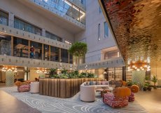 Prosklené atrium propojuje historické budovy do jednoho celku.